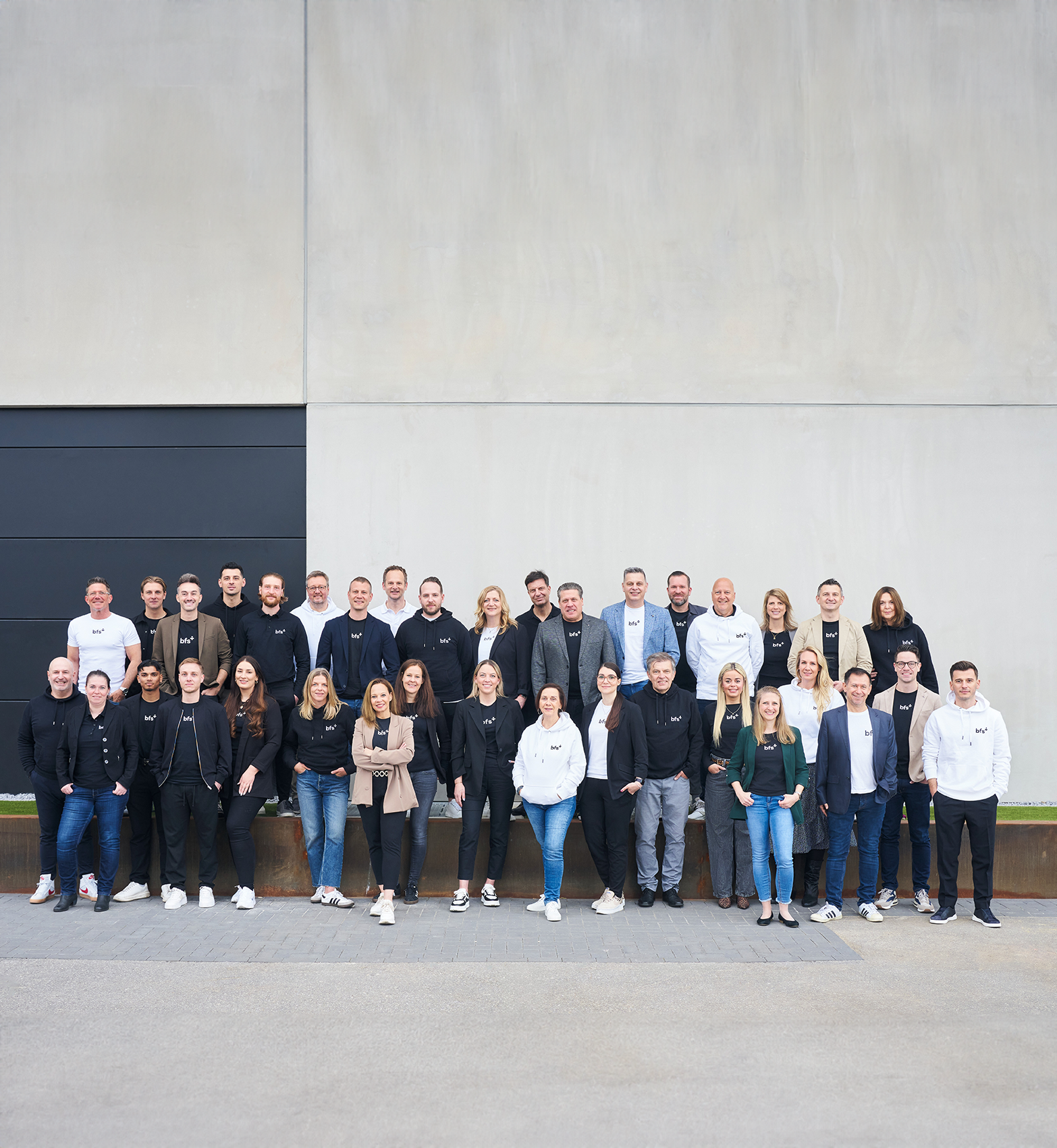 Das Vertriebsteam von BFS health finance steht für ein Gruppenbild zusammen. Alle Personen blicken freundlich in die Kamera.