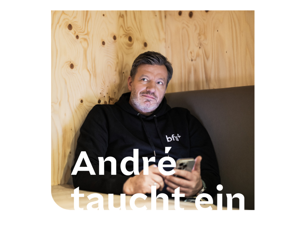 André Wiersig im Hintergrund. Im Vordergrund der Titel der Kampagne "André taucht ein".