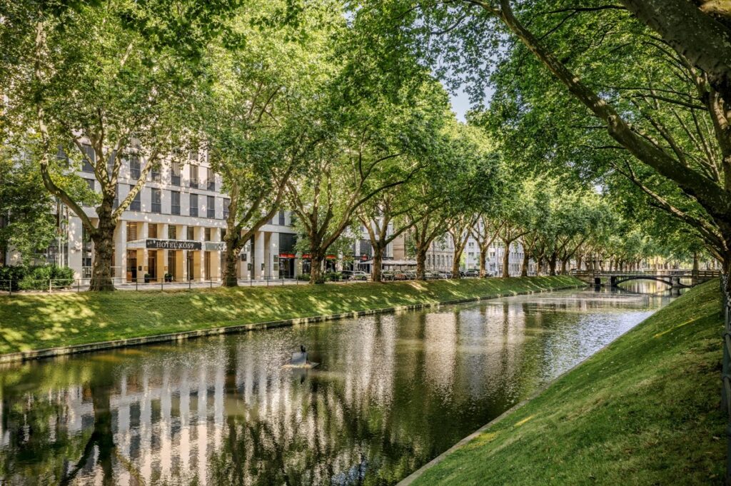 Blick auf das Hotel Kö59 über Fluss