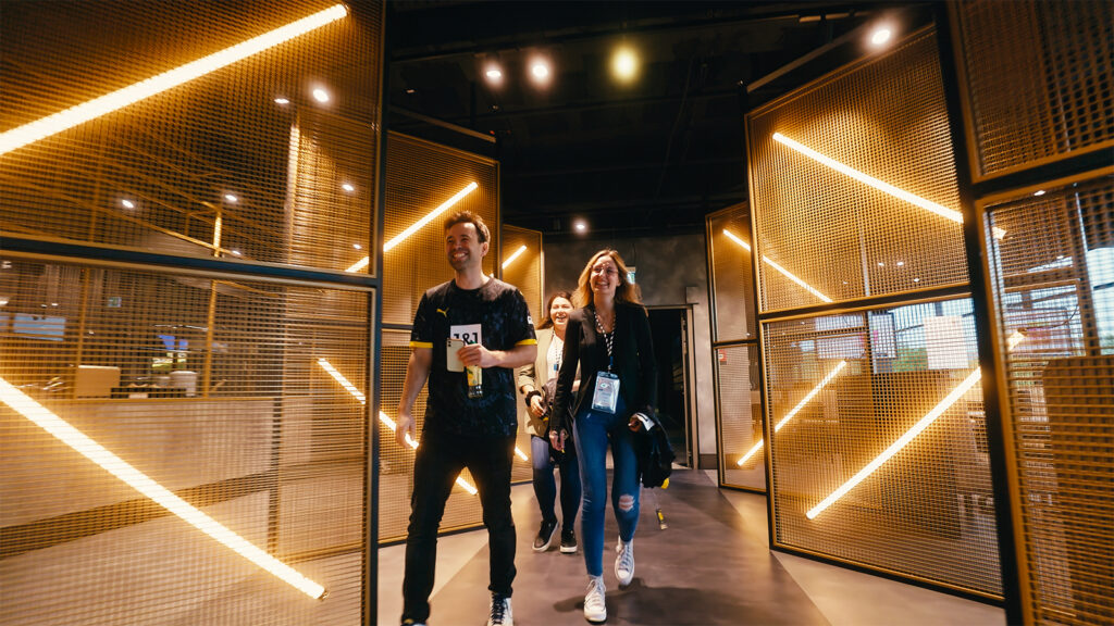 Ein Bild von einem Mann und zwei Frauen, die zum Beginn des Odontathons gehen und lächeln.