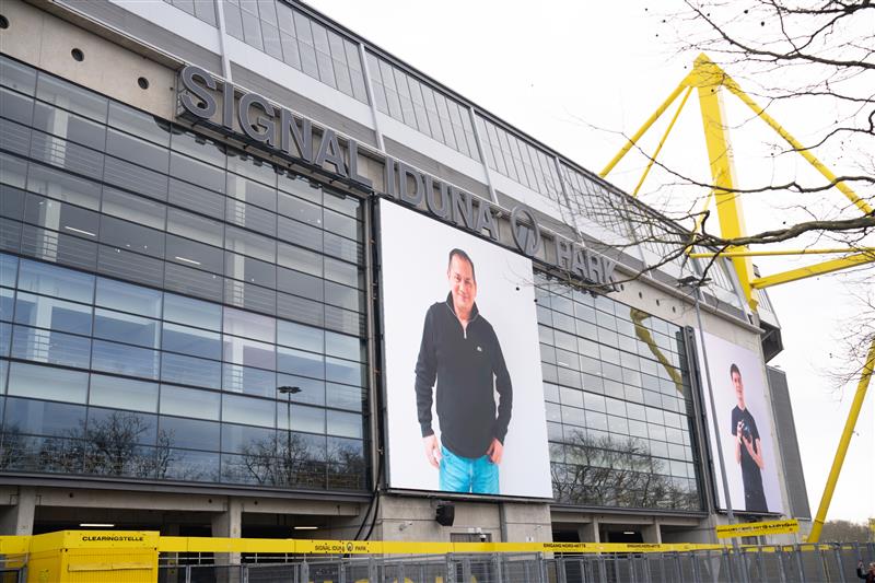 Anzeigetafeln beim Network Excellence 2026, auf denen man u.a. Martin Nowak von der BFS Health Finance sieht.