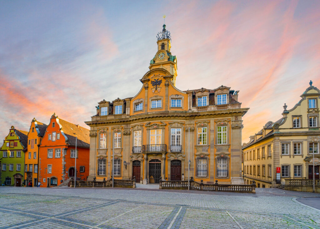 Ein Bild von Heilbronn mit einem historischen Gebäude und dem Himmel im Hintergrund.